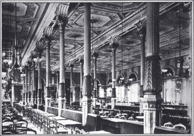 Interior del desaparecido café Ambos Mundos, con columnas forjadas en Averly. Como ellas, de la fundición también salieron las del Matadero y la estatua del Justicia o la fuente de la Aguadora, entre otras piezas.